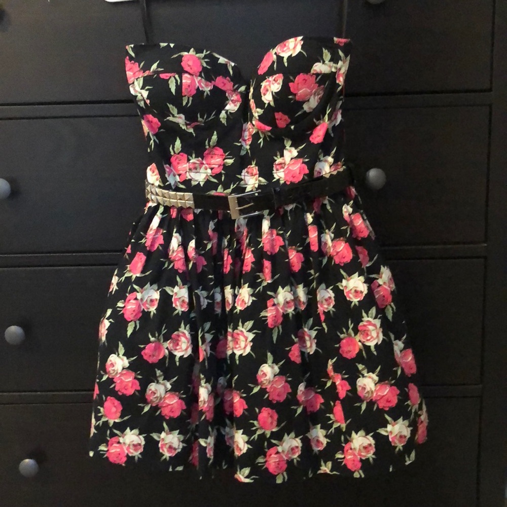 💐🤘Floral Strapless Dress (Size Medium)